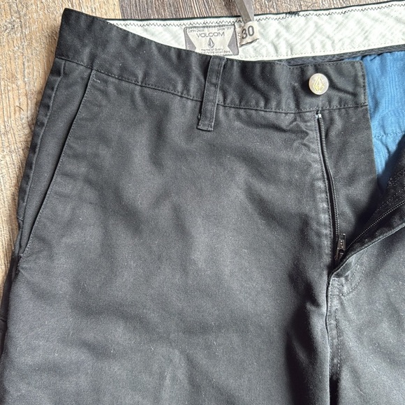Volcom Men's Black Shorts Sz 30 - Picture 2 of 6